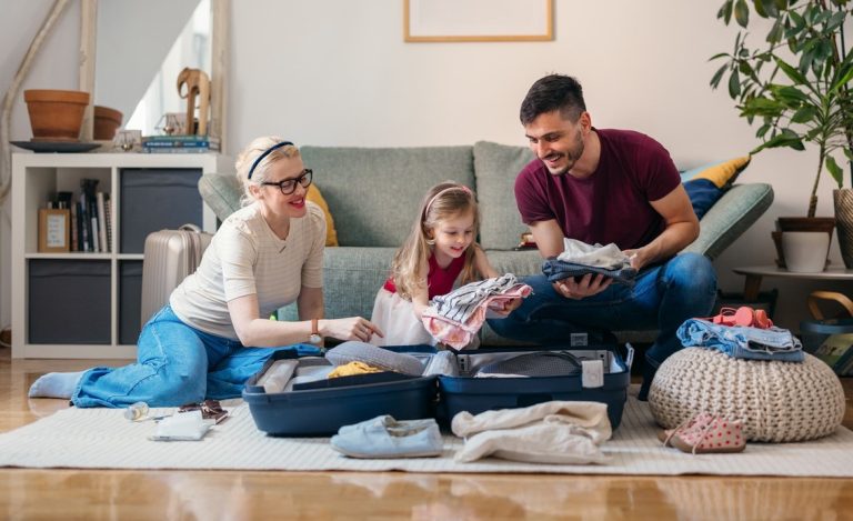 famille en train de faire ses bagages